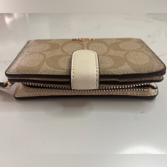 Coach Corner Zip Wallet in Signature- Like New - Picture 6 of 16